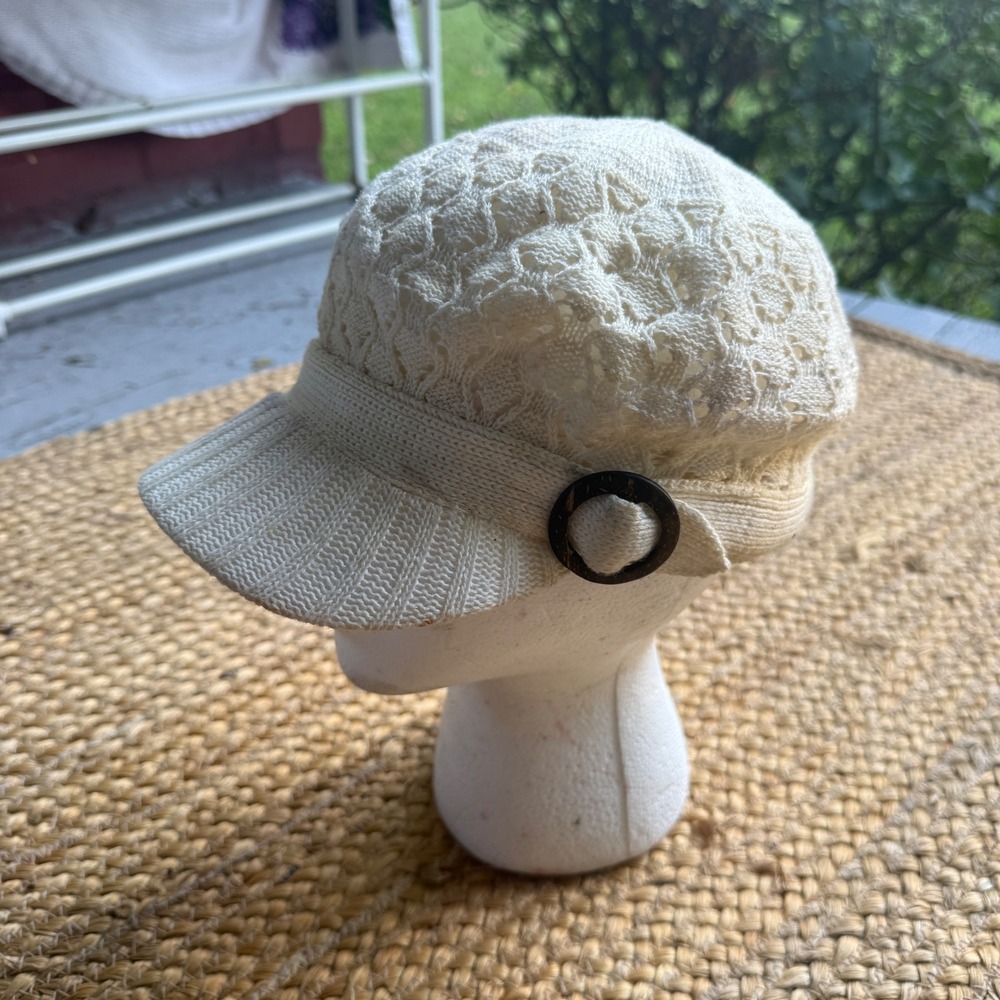 Vintage Y2K Newsboy Cap Cream Crochet Knit Baker Boy Hat Boho Button Detail